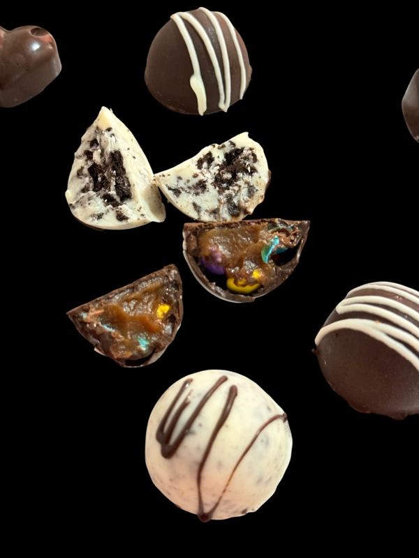 Bombones partidos por la mitad: relleno de Oreo y de arequipe con confites