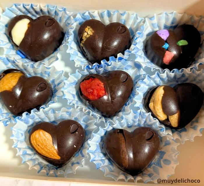 Caja de corazones de chocolate con almendra, merey, fresa y confites