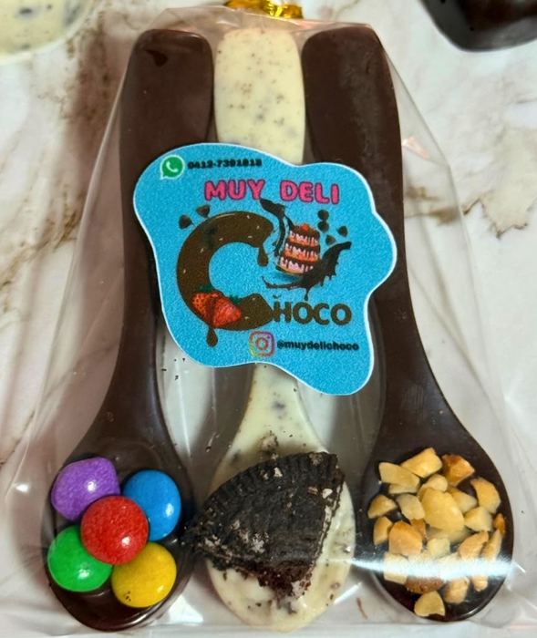 Cucharitas de chocolate empacadas con la etiqueta de Muy Deli Choco
