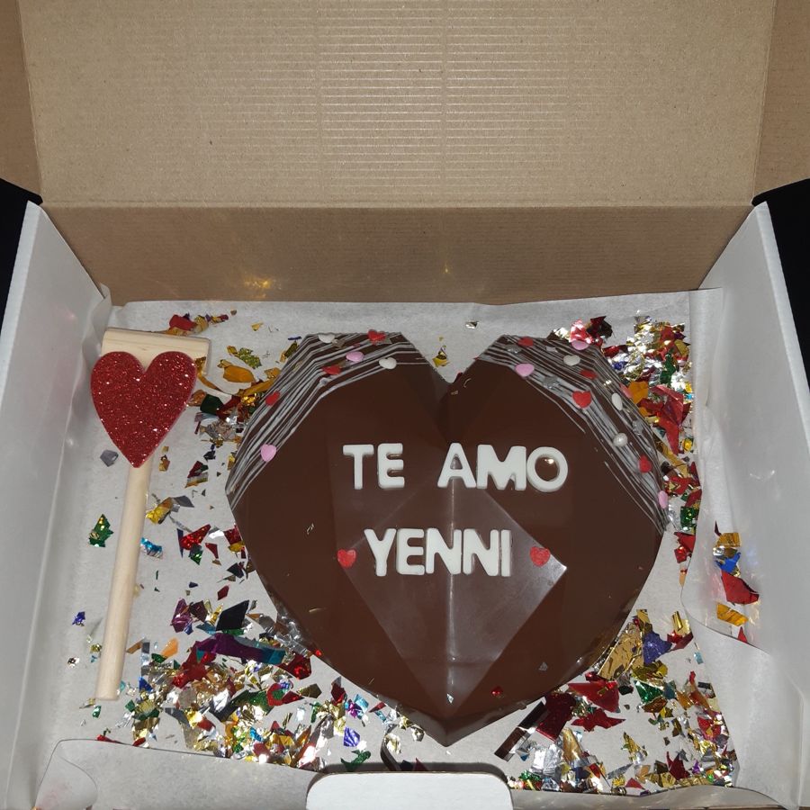 Corazón de chocolate con nombre personalizado y martillito